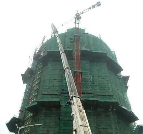 柳江吊车在工地上作业